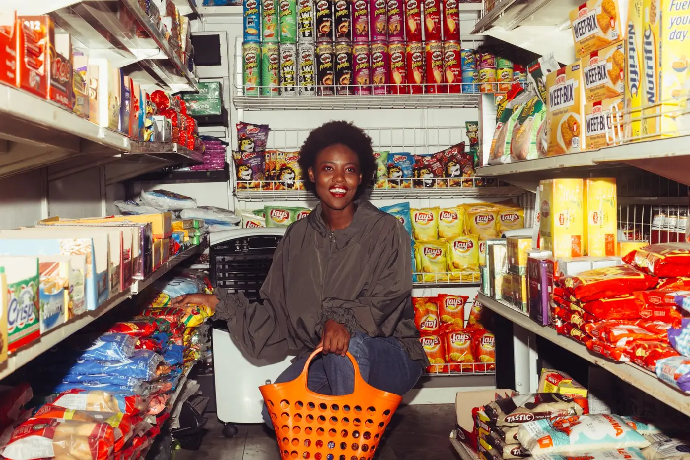 Commerçante souriante dans son alimentation