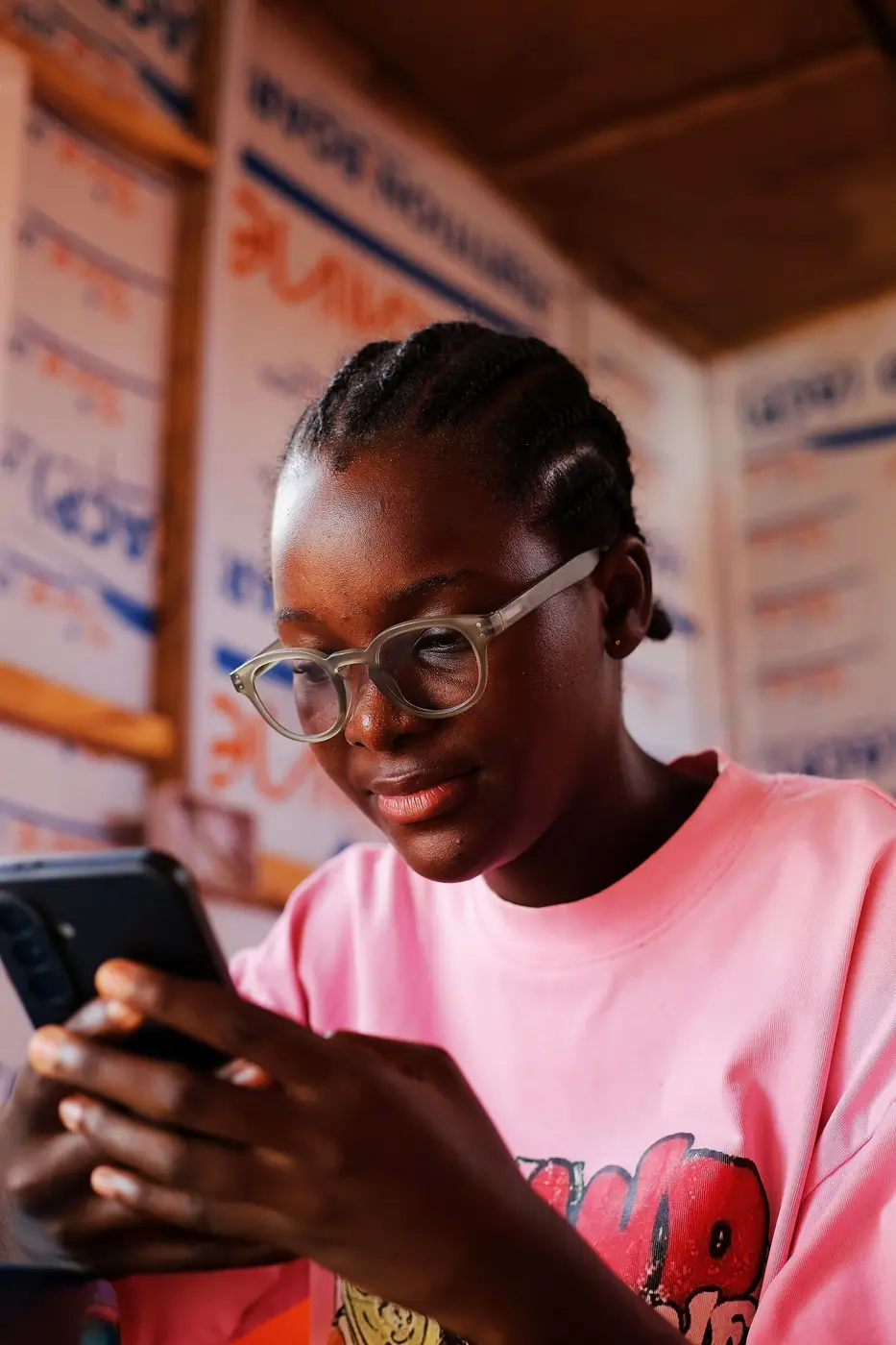 Femme utilisant son téléphone