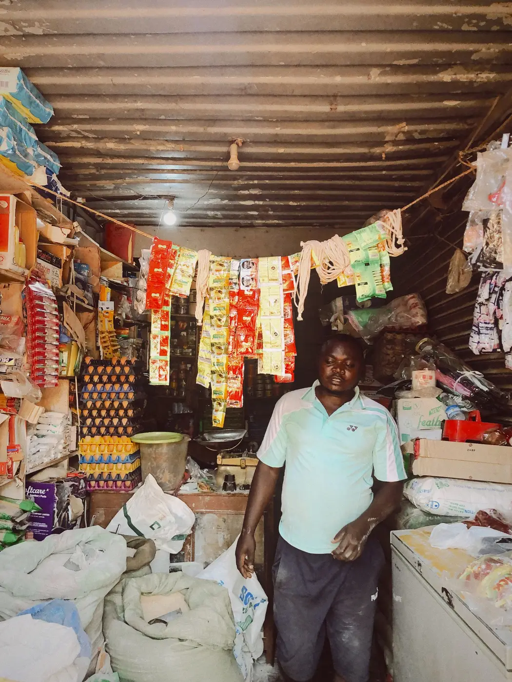 Vendeur dans sa boutique